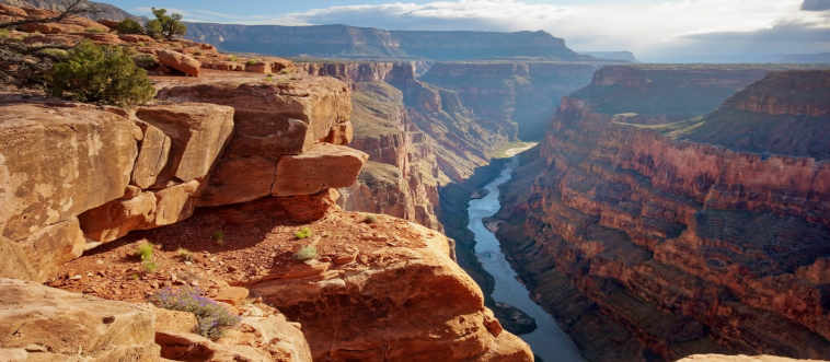 Think of a dramatic, naturally sculpted landscape that defines the Western aesthetic. Which state claims the legendary Grand Canyon?
